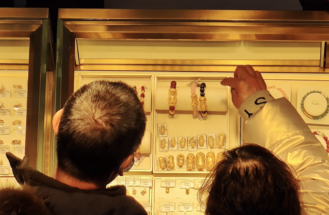 這屆年(nian)輕人，怎(zen)麼開始(shi)囤黃金(jin)了？