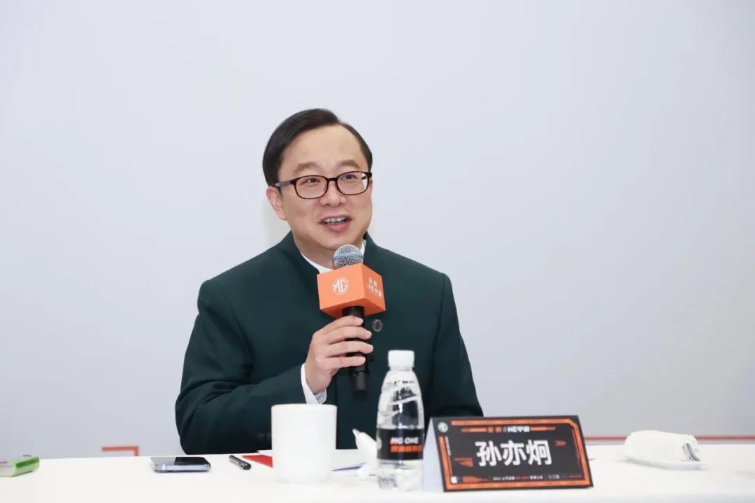 讓(rang)更多(duo)的年(nian)輕人(ren)享受(shou)前沿(yan)科技(ji)，MG ONE的護(hu)城河(he)非常(chang)深