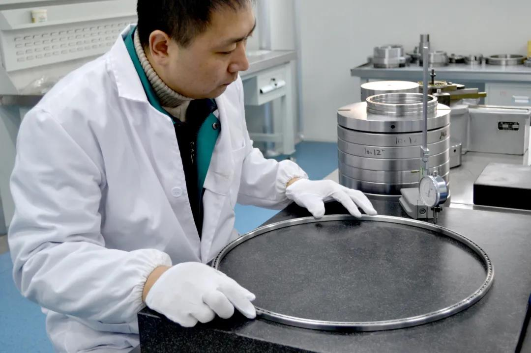 洛(luo)陽彙(hui)工研(yan)制出(chu)大型(xing)不鏽(xiu)鋼薄(bao)壁軸(zhou)承